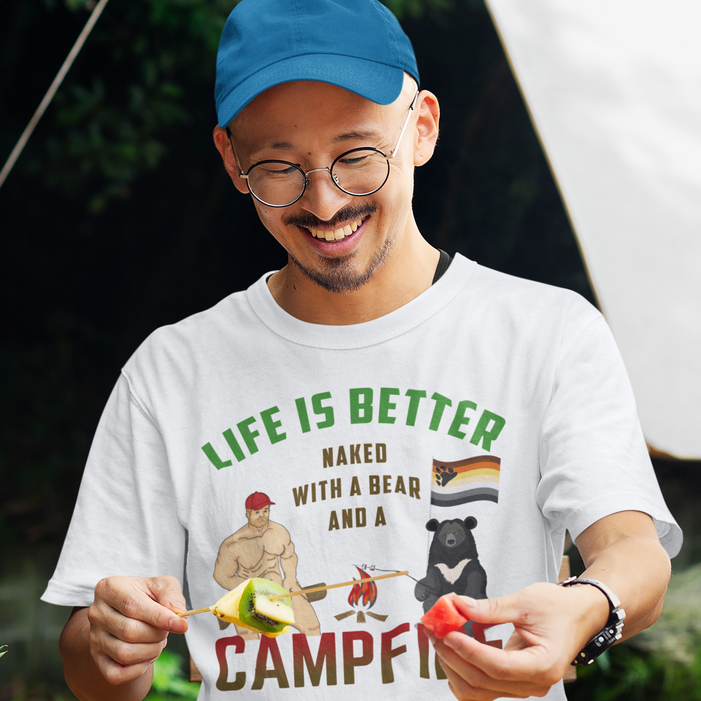 La vida es mejor desnuda con un oso y una fogata camiseta para adultos