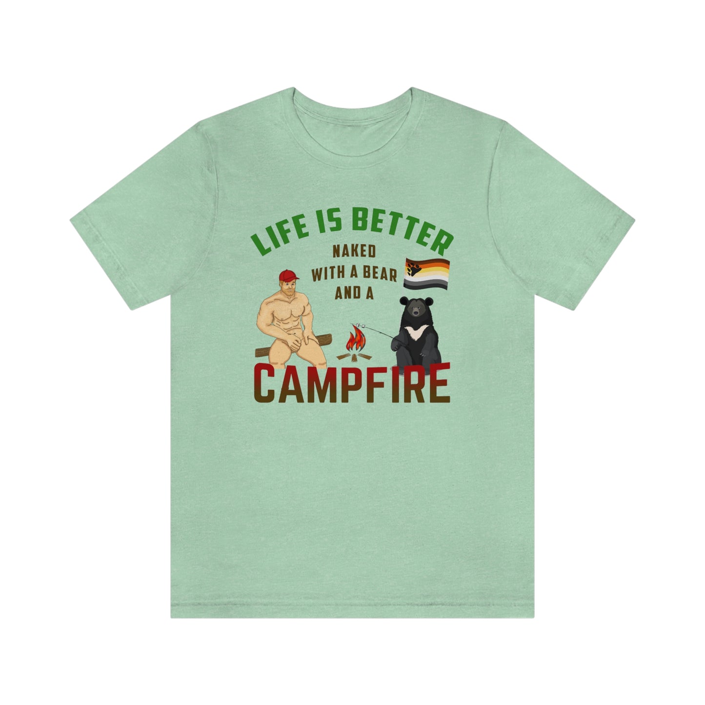 La vida es mejor desnuda con un oso y una fogata camiseta para adultos