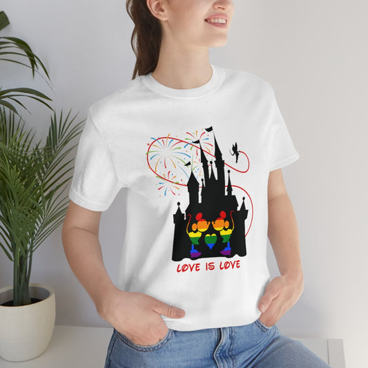 Embrasser des mini souris dans le château T-shirt unisexe à manches courtes