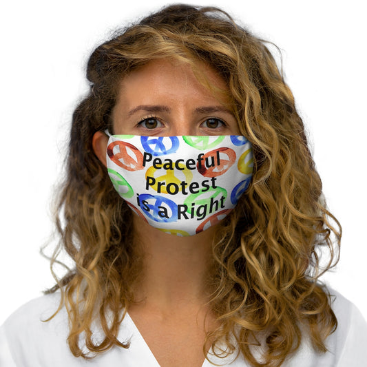 Peaceful Protest es una mascarilla facial de poliéster/algodón que se ajusta perfectamente