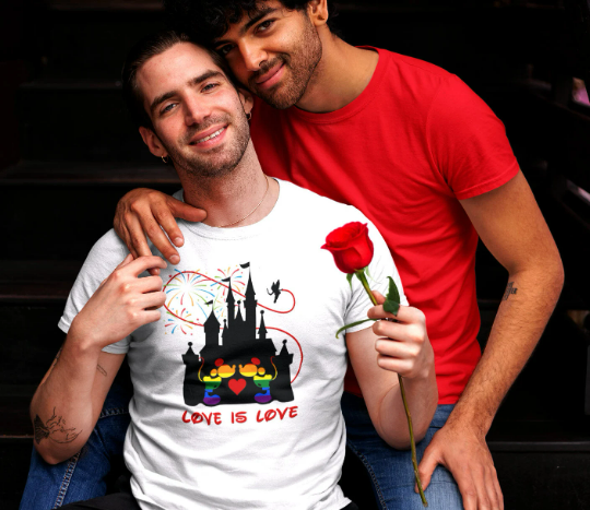 Souris gays s'embrassant au château Love is Love T-shirt unisexe pour adulte