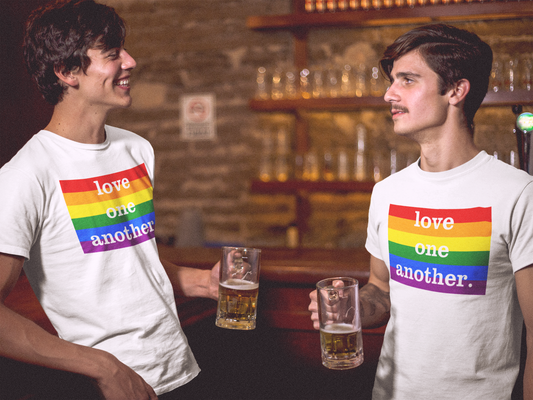Love One Another LGBTQ Rainbow Pride - Camiseta unisex para adultos
